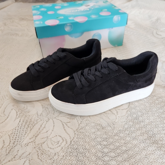 Soda black sneaker shoes, size 6. - Picture 2 of 4